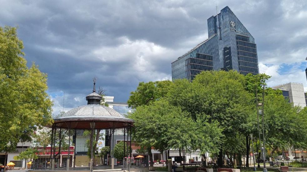 Sábado de lluvias fuertes y ráfagas de viento en Santiago del Estero