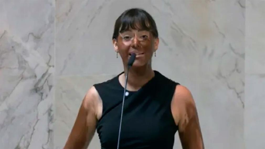 Escándalo en Brasil: piden la destitución de una diputada por "blackface" y transfobia