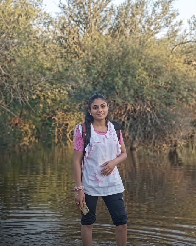 Una maestra que no se rinde: cruza zonas inundadas del río Bermejo para dar clases