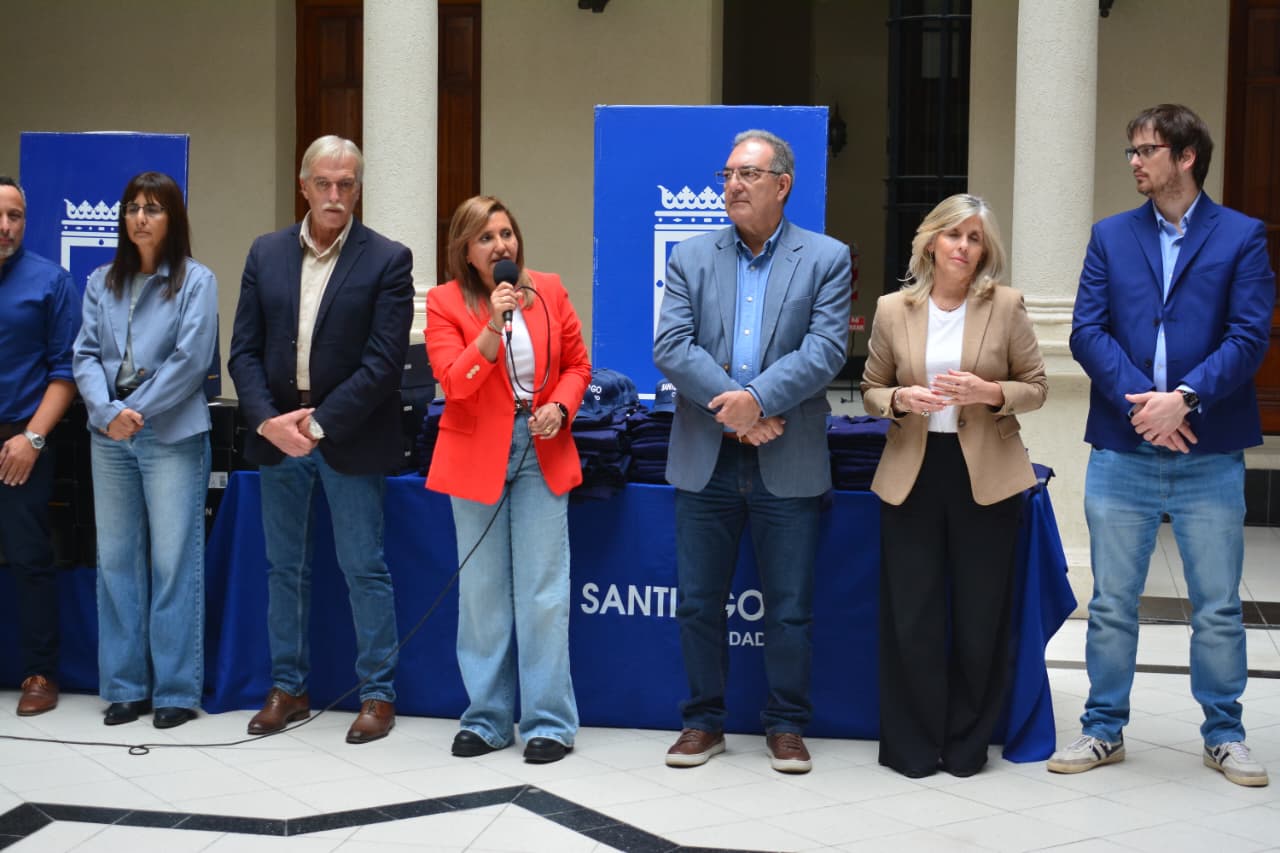 Norma Fuentes entregó indumentaria a empleados municipales y destacó su labor ante "la mayor crecida de la historia"