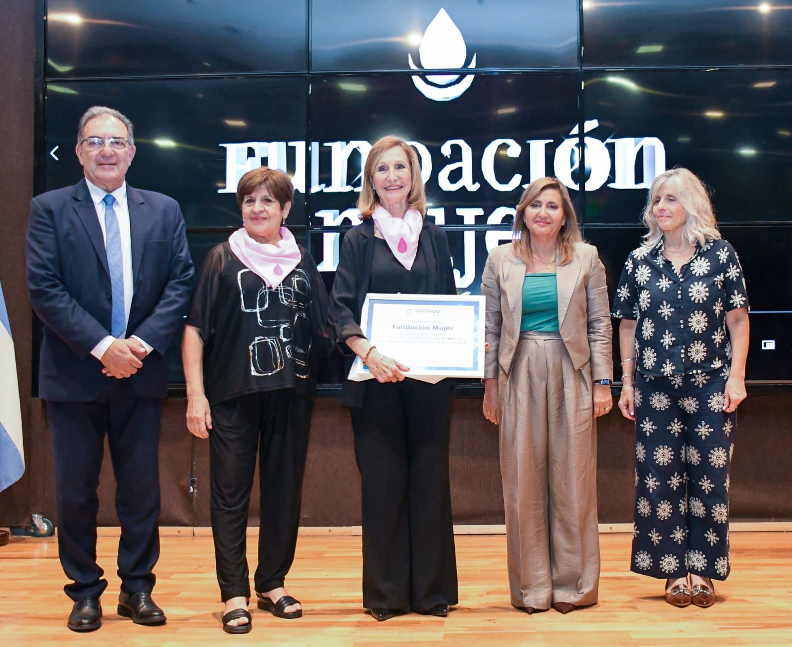 Norma Fuentes distinguió a la Fundación Mujer por sus 15 años de compromiso con la salud femenina