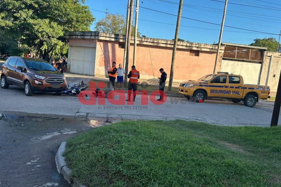 Choque entre una camioneta y una moto en la intersección de Buenos Aires y París
