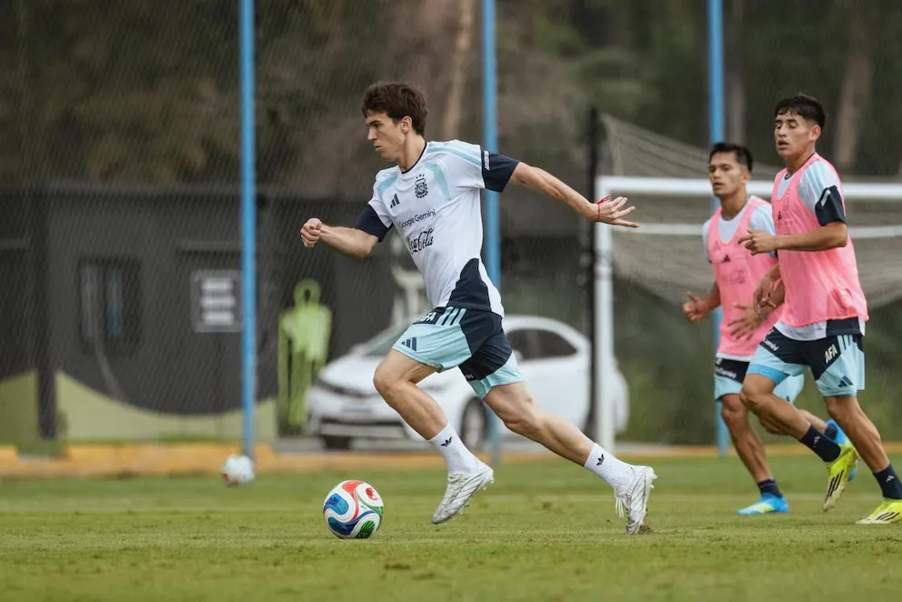 Ensayo en Ezeiza: la Selección Mayor venció a la Sub 20 con gol del "Flaco" López