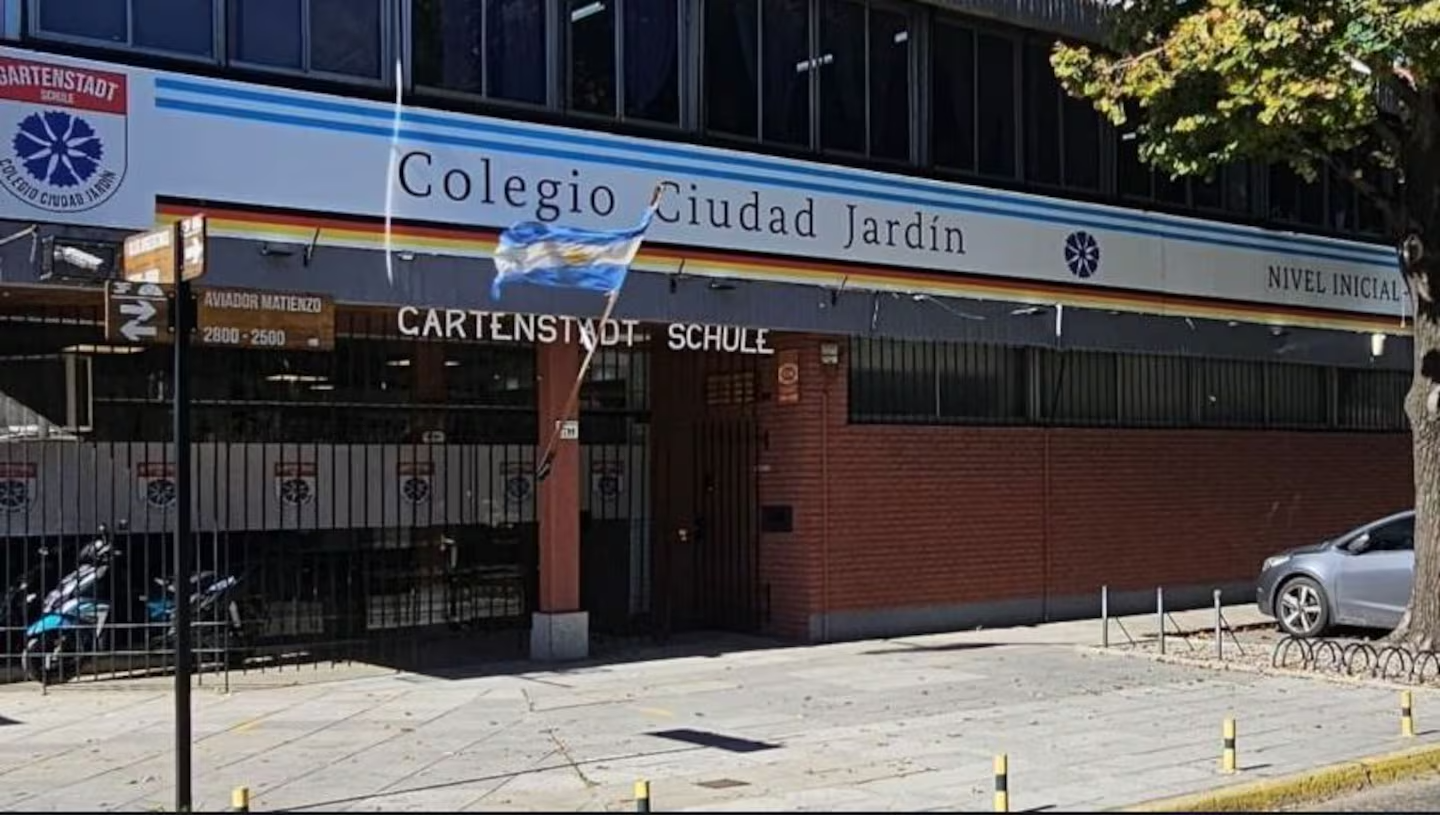 Escándalo en El Palomar: alumnos simularon un fusilamiento para presentar su buzo de egresados