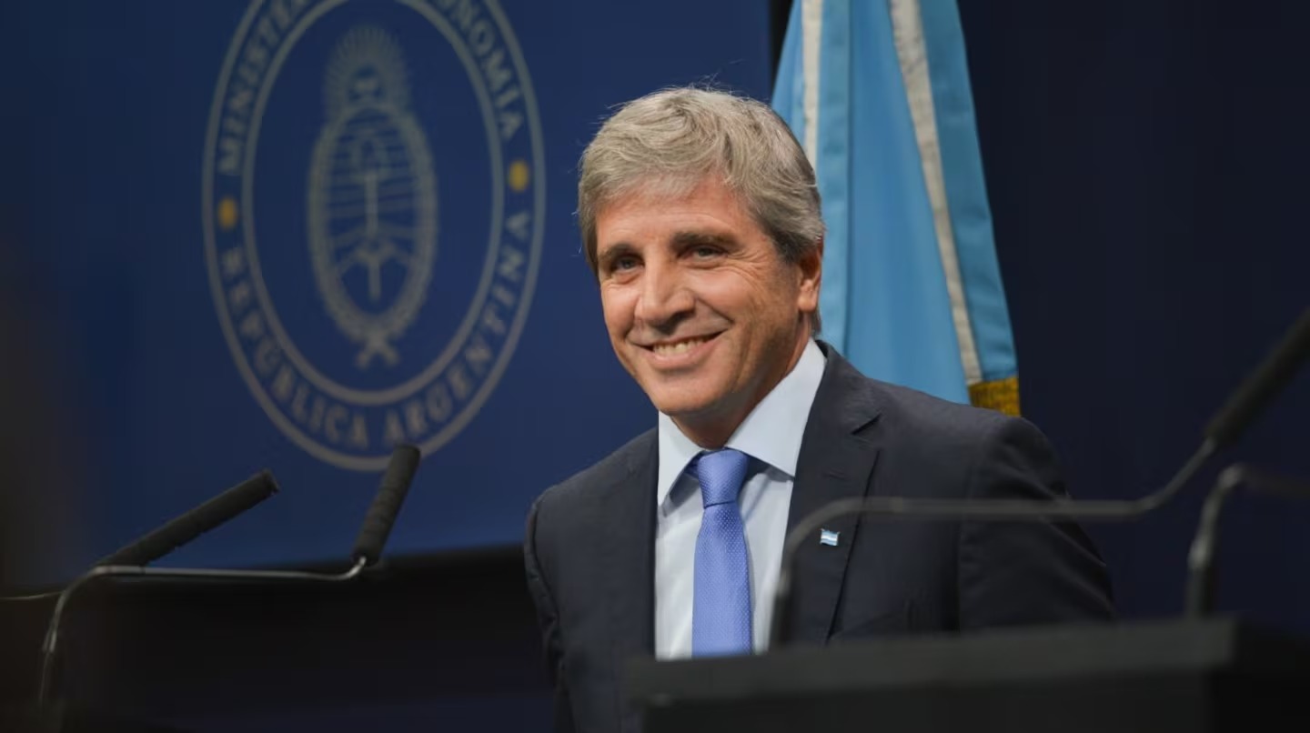 Luis Caputo reconoció que la inflación de marzo puede ser más alta de lo esperado por el aumento de la nafta