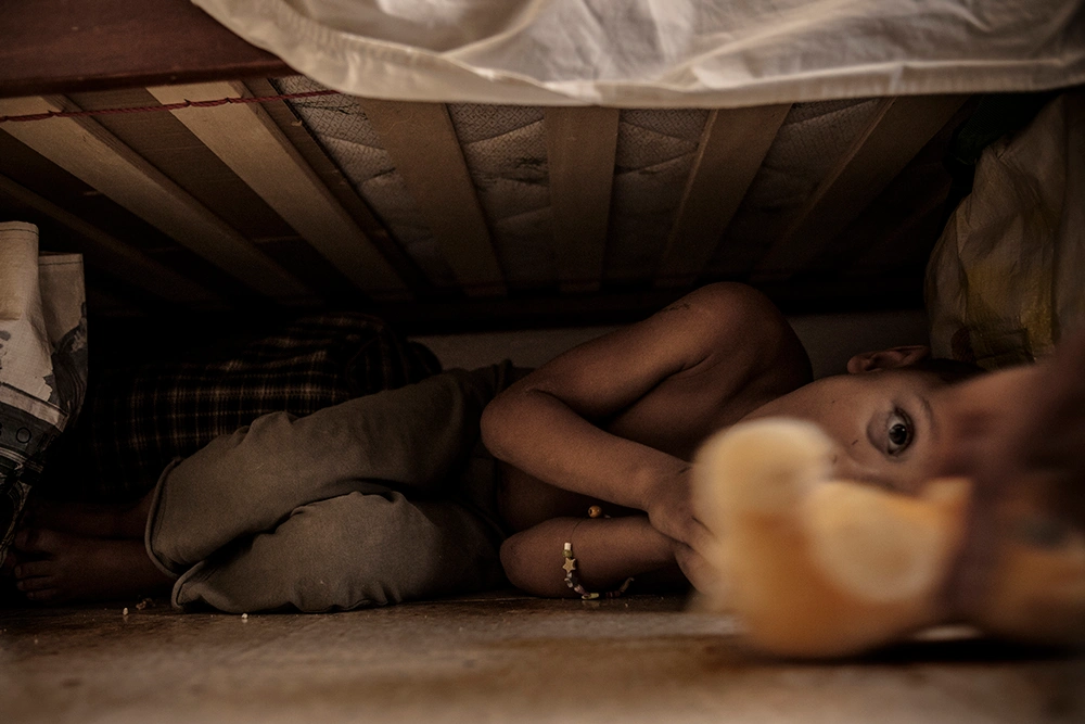 Conmoción en Icaño: denunciaron a una joven de 23 años por castigar brutalmente a su hija con un palo