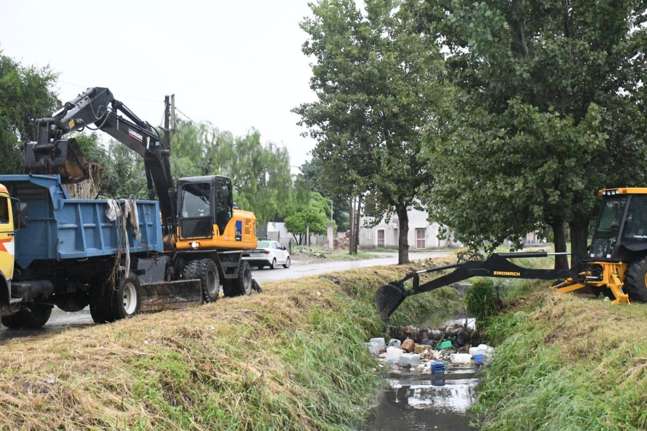 Retiran residuos de canales pluviales tras las lluvias en la Capital