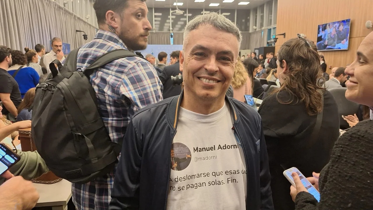 “A deslomarse que esas cuotas no se pagan solas”, la frase contra Adorni en la remera de un diputado opositor