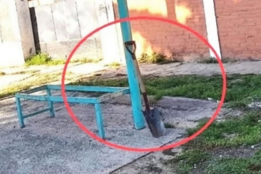 Una pala estuvo sola en una parada de colectivo 2 días y nadie se la robó