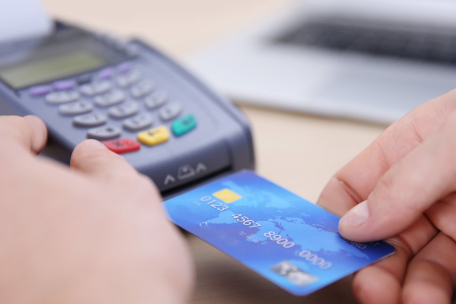 Le robó la tarjeta a una compañera con discapacidad y la usó para financiar gastos personales