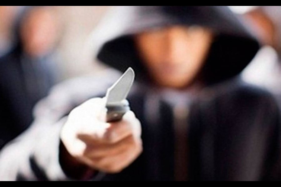 Dos delincuentes acuchillaron a una docente para robarle 900.000 pesos