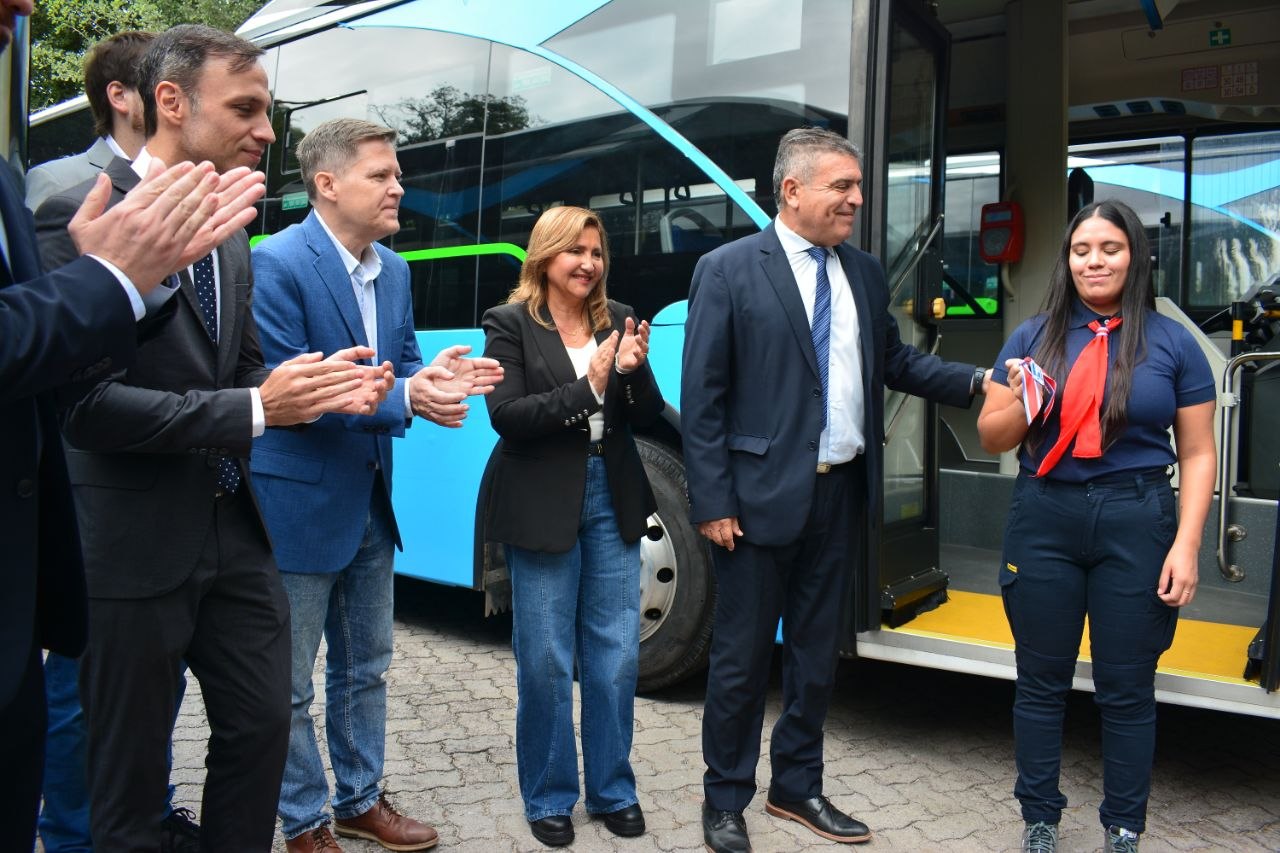 Lanzan una nueva línea de colectivos eléctricos para mejorar la conectividad urbana