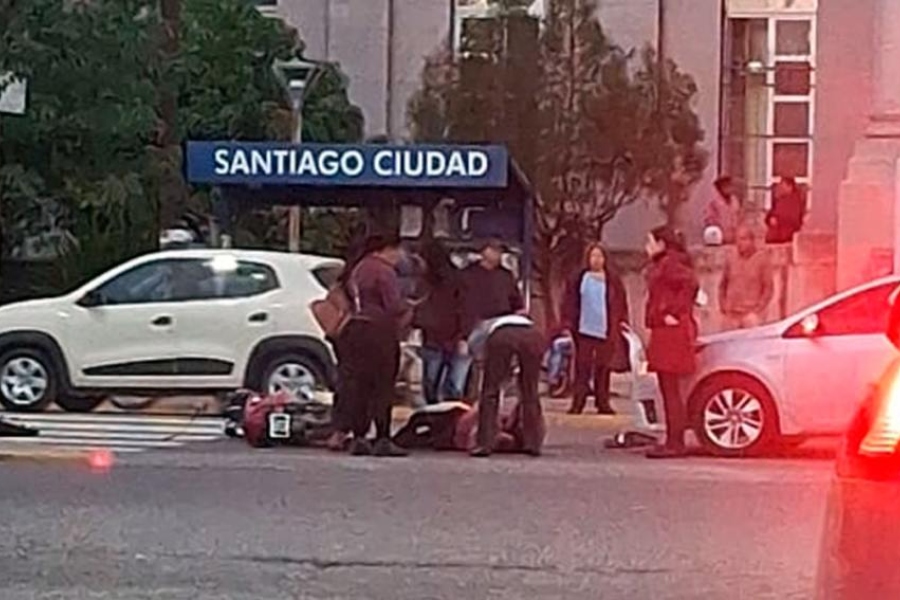 Choque entre auto y moto dejó a una mujer herida frente al Hospital Independencia