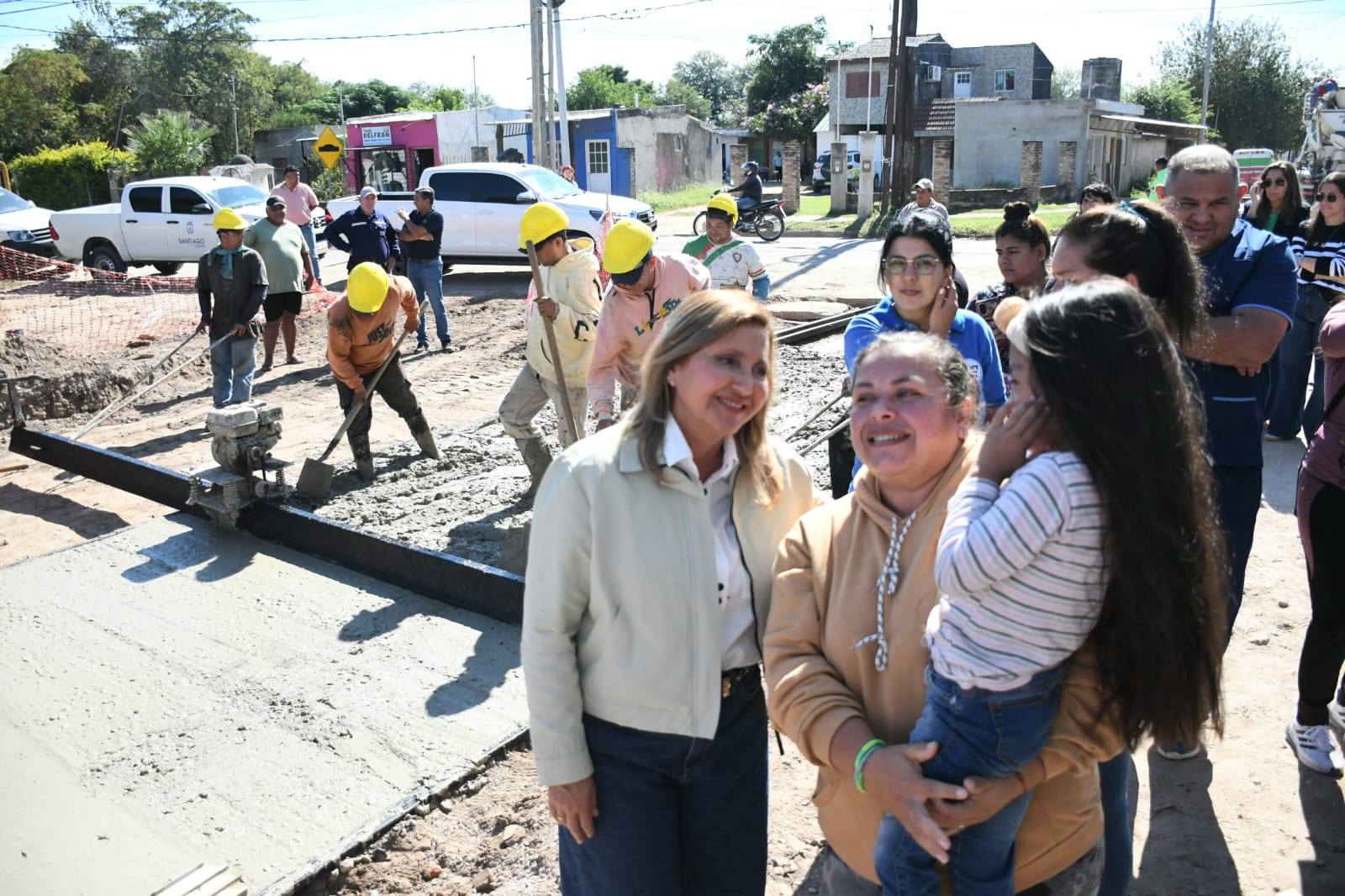 La intendente Norma Fuentes supervisó el avance de la pavimentación en calle Las Moras