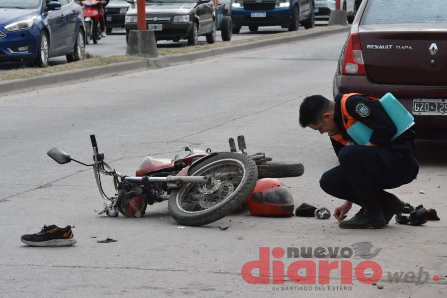 Choques en la Autopista y en la Belgrano dejan motociclistas heridos y el abandono de un remisero
