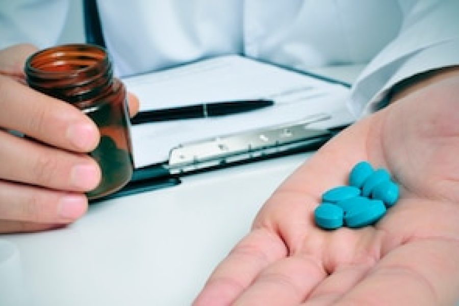 Un abuelo fue explusado de un geriátrico por pintar pastillas de azul y venderlas como viagra