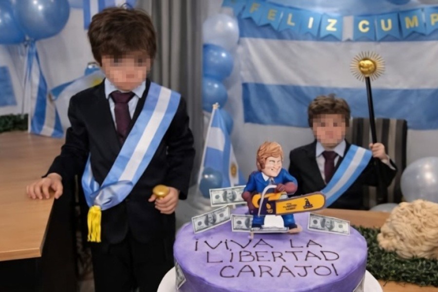 Un nene de 7 años se hizo viral por la temática de su cumpleaños: se disfrazó del presidente Milei