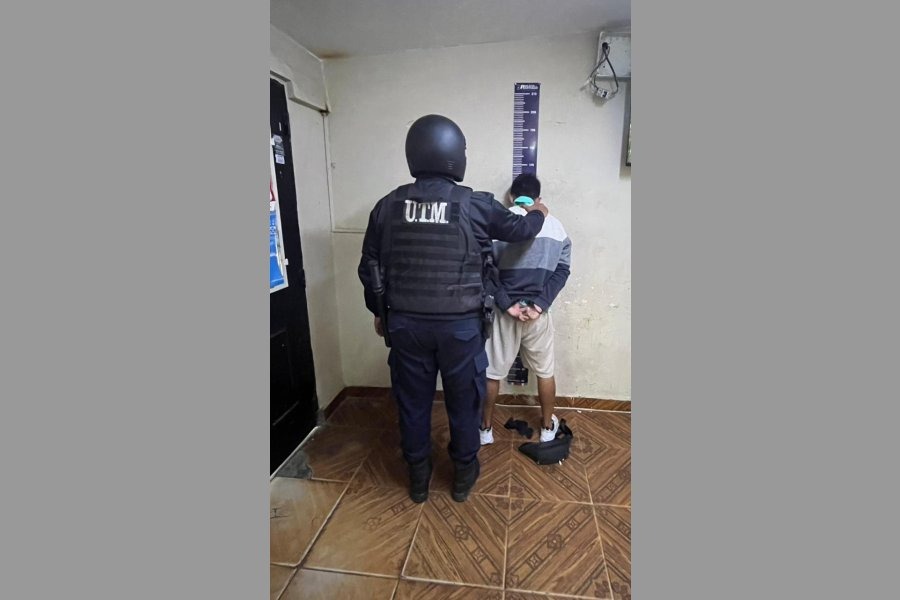 Intentó robar dos cascos en plena avenida y fue detenido por un policía fuera de servicio