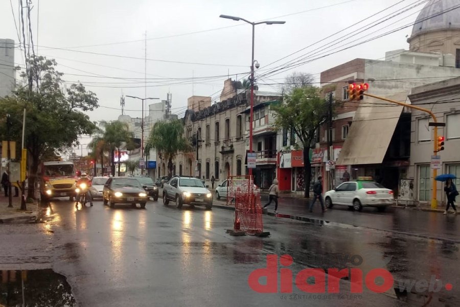 Martes de alerta: persisten las tormentas fuertes en Santiago y la máxima alcanzará los 26°C
