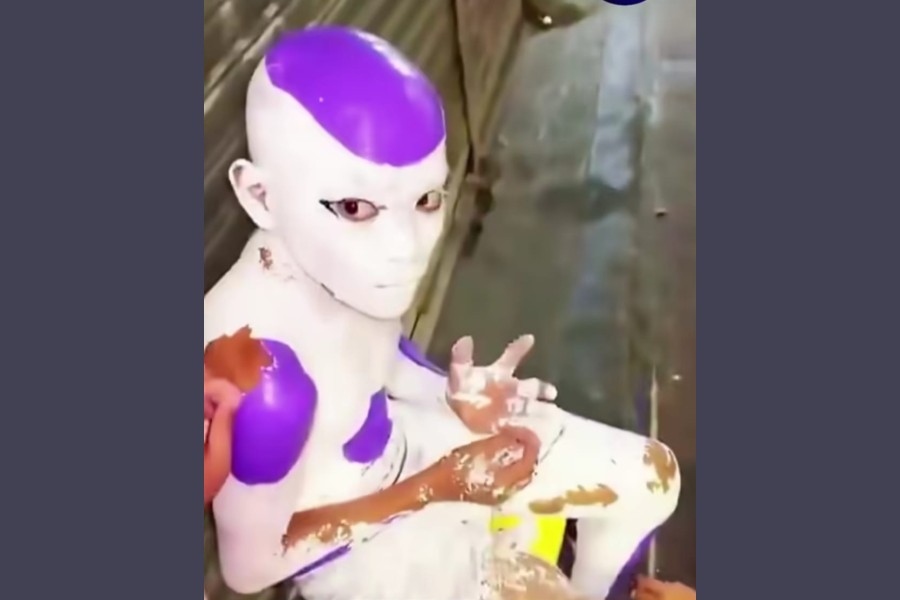 Insólito: pintó a su hijo con látex de pared para hacer un disfraz y luego no pudo quitárselo