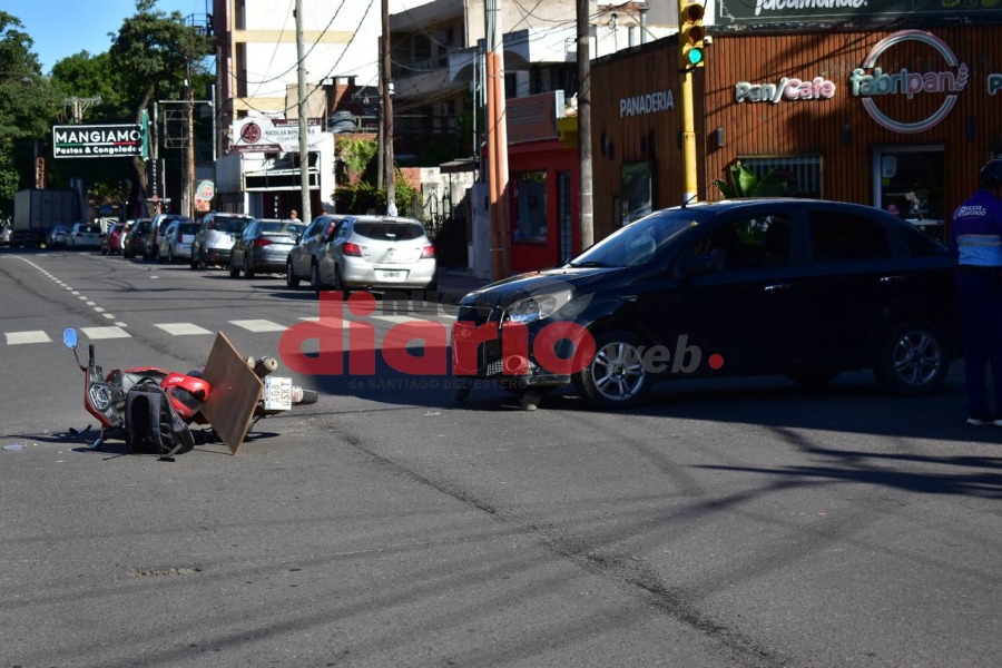 Choque entre un auto y una moto en Belgrano y Alsina