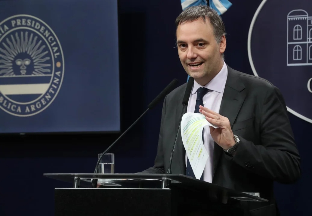 Caso Adorni: se confirmó que viajó a Aruba en primera clase junto a su esposa e hijos