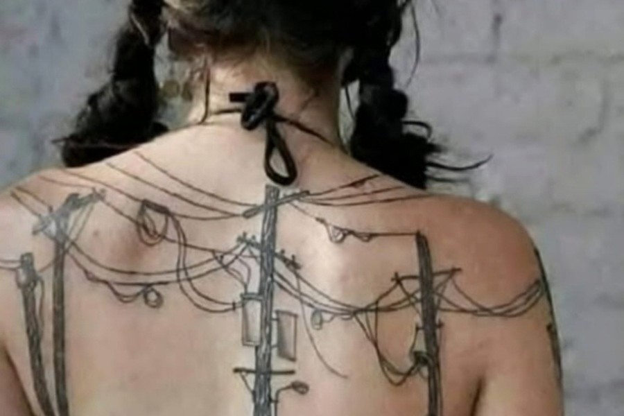Pidió un tatuaje que represente la “energía” y el tatuador le dibujó un tendido eléctrico