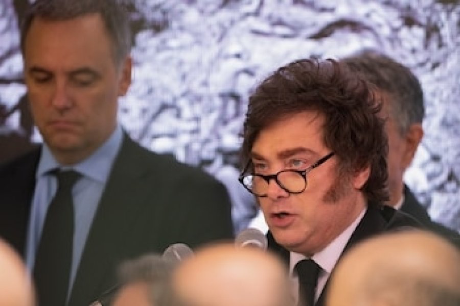 Fuerte caída de Javier Milei y récord de imagen negativa para Adorni