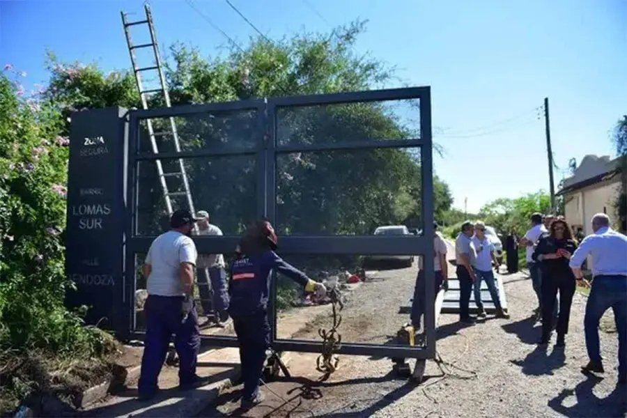 Hartos de los robos: un municipio revoluciona y cierra 34 calles con portones para frenar la inseguridad