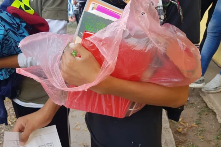 Los alumnos de una escuela de Trelew asistieron con los útiles en la mano y en bolsas como medida ante las amenazas de tiroteo