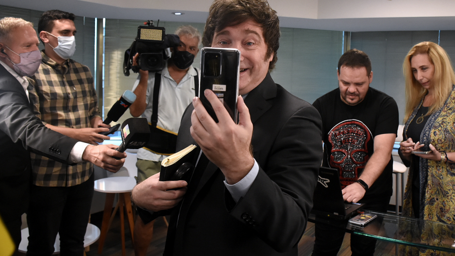 Fin de la hegemonía digital: Javier Milei perdió el 87% de su incidencia en redes sociales