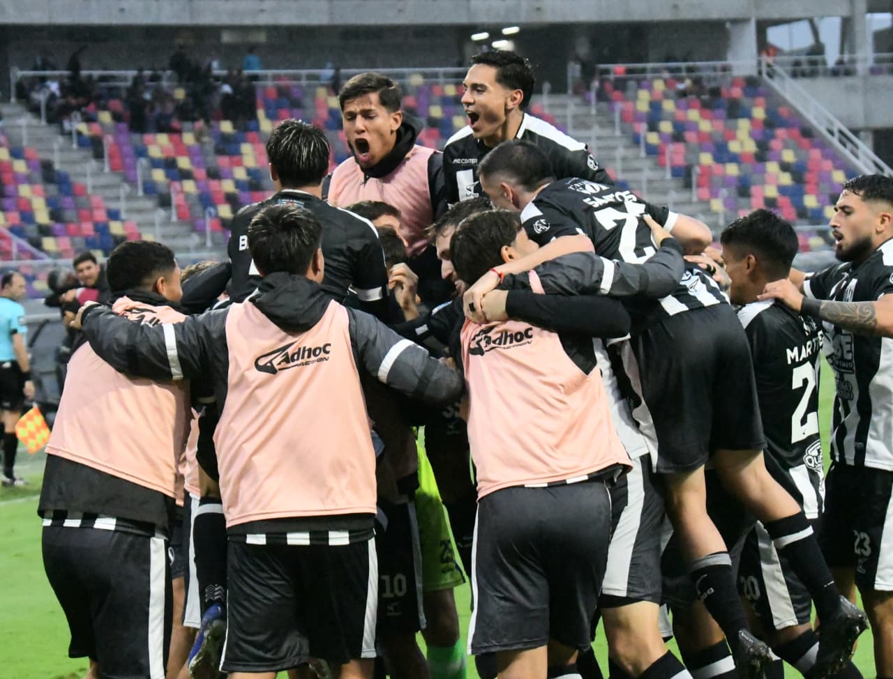 Central Córdoba ganó un partidazo ante Platense y toma aire en el Torneo