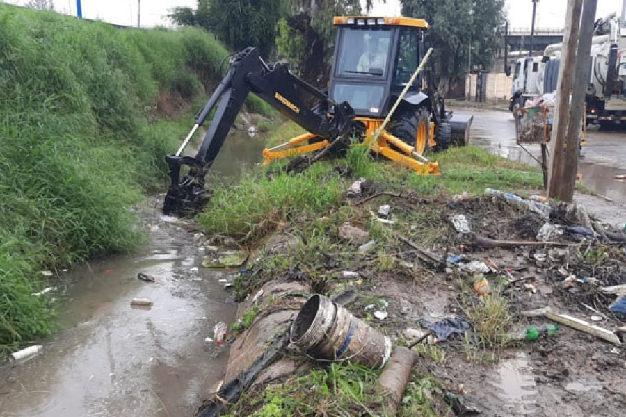 La Capital reforzó los trabajos de limpieza de los desagües