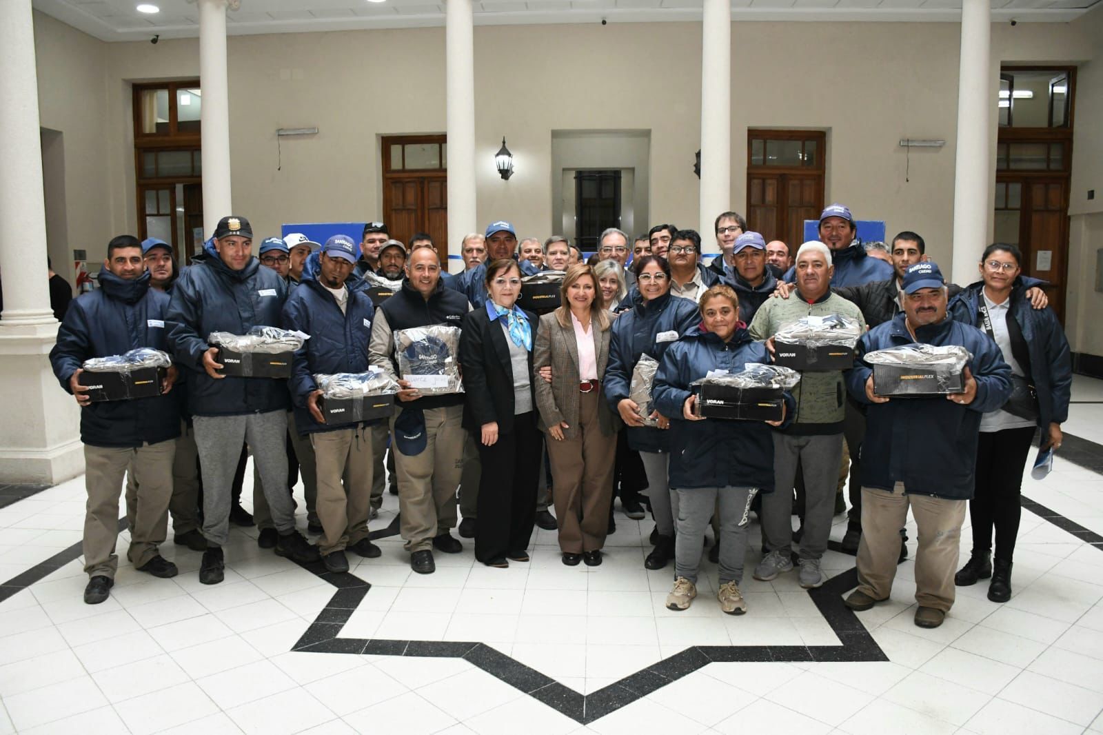 Norma Fuentes entregó indumentaria y herramientas al personal del cementerio La Piedad