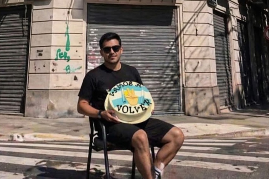 Un joven militante kirchnerista esperó durante 3 días para darle una torta a Cristina: "La jefa nunca salió"