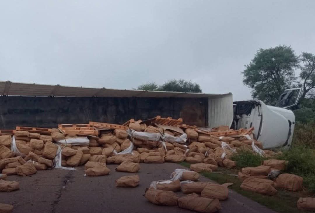 Grave siniestro vial: volcó un camión en la Ruta Provincial N°5