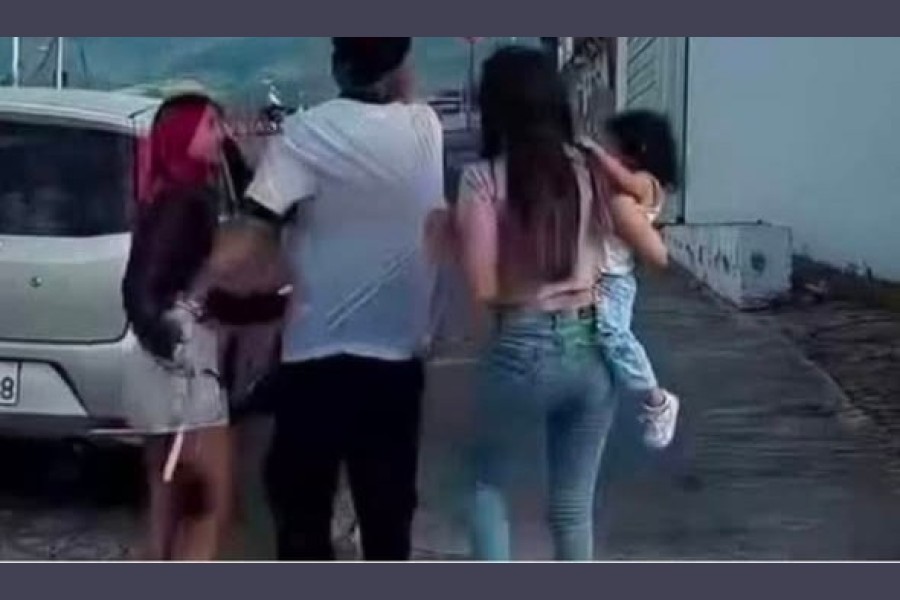 Una mujer esperó 3 horas fuera del motel con su hija a su marido infiel