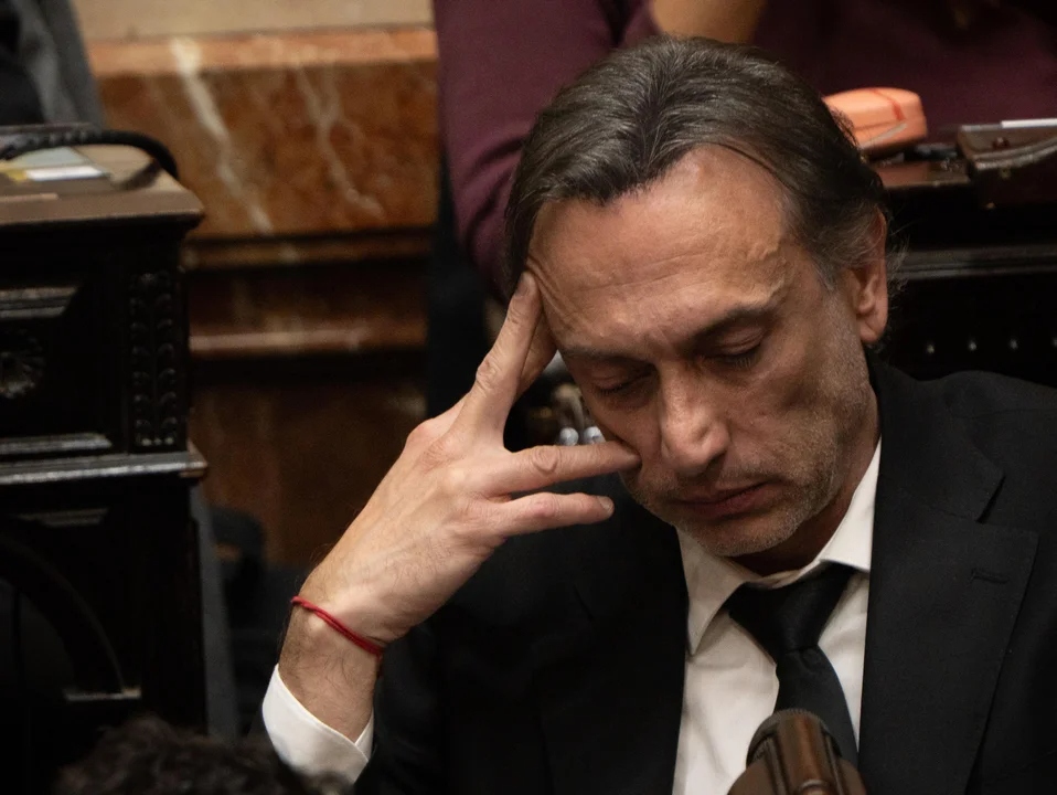 Quién es y cuánto cobra el diputado libertario que se durmió en el Congreso